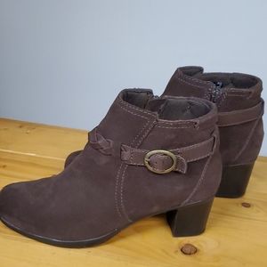 Like new Clarks Bendable Boots
